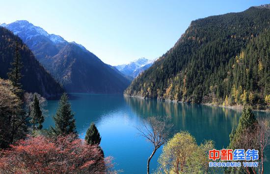 资料图:九寨沟景区。 中新经纬张燕征摄