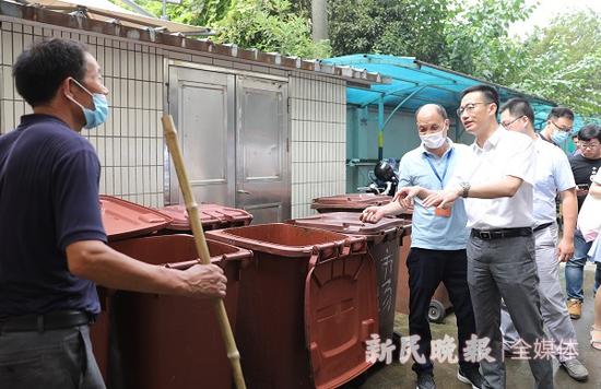 图说:巡查曲阳菜市场后场垃圾箱