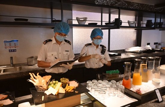 9月17日，虹桥机场海关关员前往世赛指定接待酒店开展餐饮具抽采样送检工作。谢宗赢 摄
