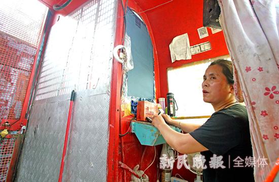 图说:工地的室外电梯内闷热异常