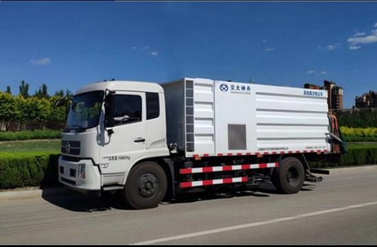 图说:高效真空吸尘车 采访对象供图(下同)