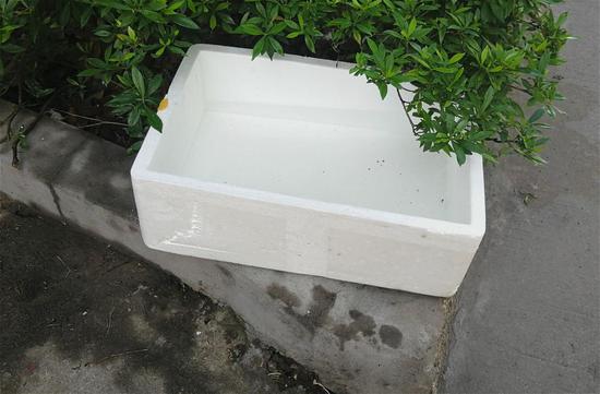 △居民用来洗手的泡沫塑料水箱。