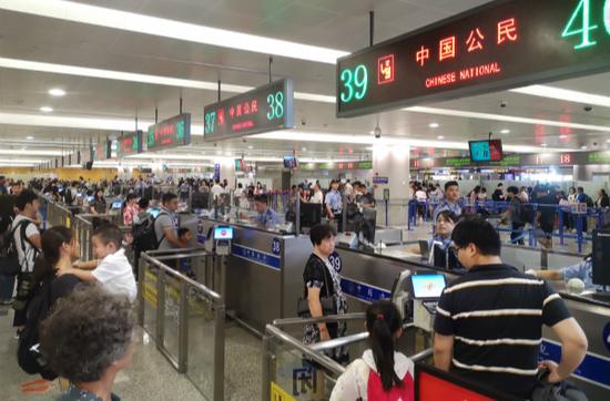 图说:浦东机场口岸现出入境客流高峰。上海边检总站供图