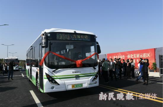 图说:东航路通车仪式现场。徐程 摄