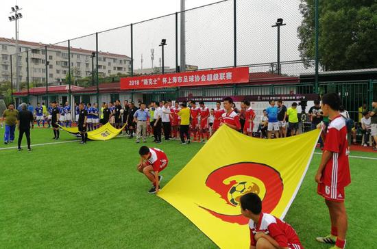 图说:崇明根宝混编梯队娃娃兵征战成年赛事。