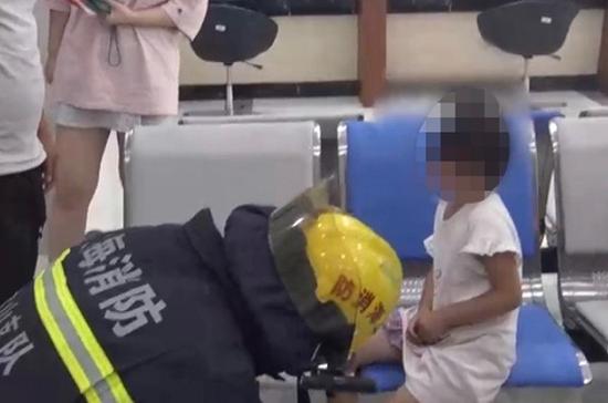 图说：消防队员救助女孩 来源/采访对象提供