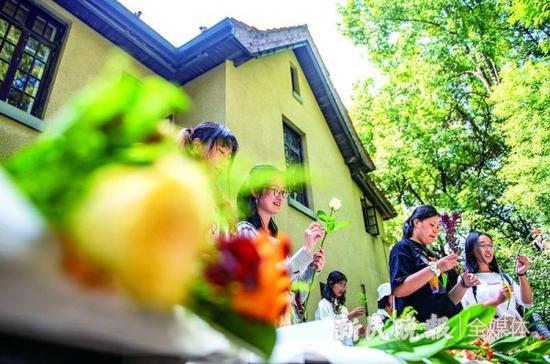 图为上理工的学生在午后的阳光中体验“一花一世界”日本花道