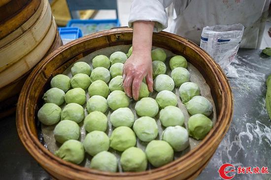 图说:青团等着“下锅”