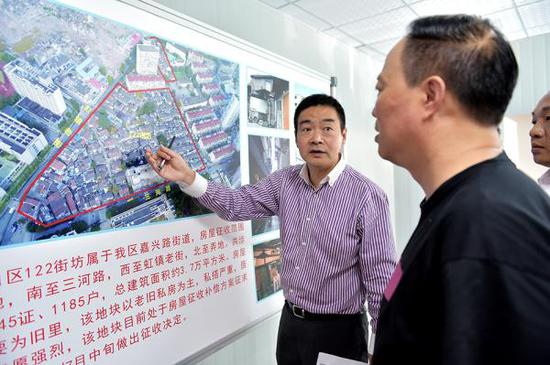 杨叶盛在部署122街坊的旧区改造工作。虹口区政府 供图
