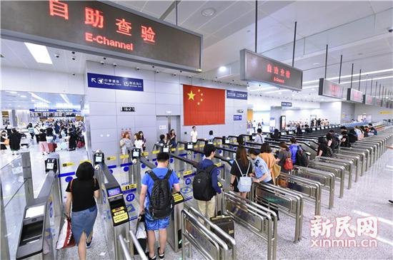 老外变造护照过境偷渡 冒用姐姐照片改小年龄