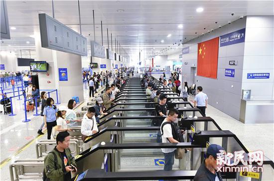 老外变造护照过境偷渡 冒用姐姐照片改小年龄