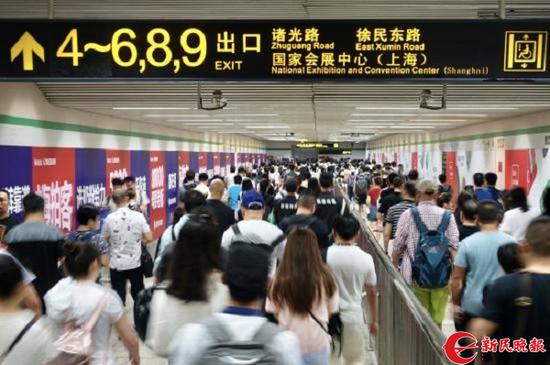 图说:国际会展中心的地铁大客流 新民晚报首席记者 刘歆 摄