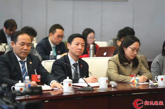 图说:陈超代表(中)。新民晚报首席记者 刘歆 摄