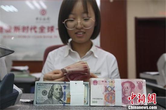 图说:银行工作人员正在清点货币。