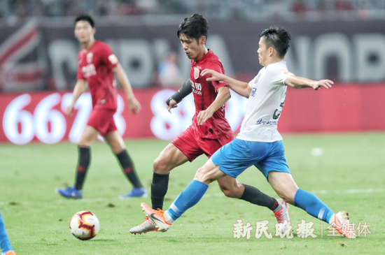 图说:上港5:1击败天津泰达 新民晚报记者 李铭珅 摄