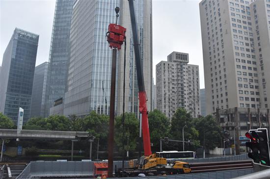 图说:9月1日,第一根钢管桩成功打入天目西路、恒丰路路口地表 上海建工供图(下同)