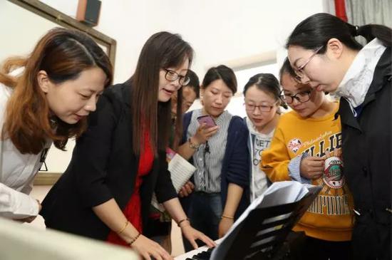 ▲在邰方推动下，崇明有五所学校建设了电子琴教室