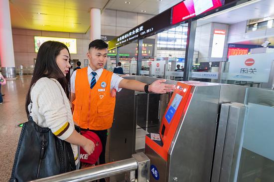 图说:刷脸进站 采访对象供图
