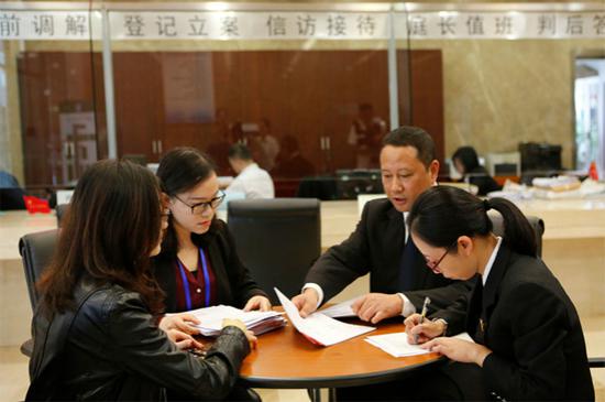 图说:上海海事法院受理了一起香港仲裁程序中的当事人申请财产保全案件并于当日依法裁定准许。何蕊 摄