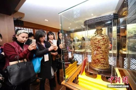 资料图:首家民办酒文化博物馆的“镇馆之宝”,是一瓶价值超百万元极品茅台。张瑶 摄