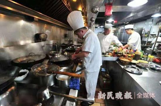 图说:多家老字号的年夜饭半成品套餐已经开始热销