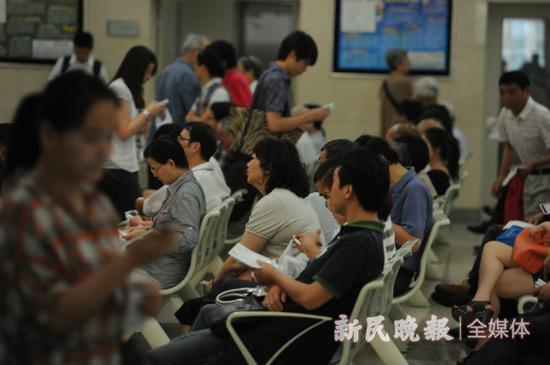 图说:王某某和妻子从病人手中收购配来的药品,再加价出售给几位固定的收药老板。张龙 摄