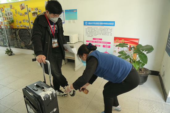 图说:行李也要消毒