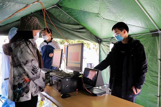 图说:入校进行身份核验