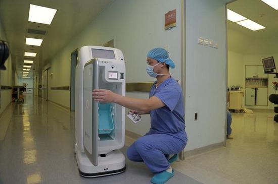 图说：仁济医院送药机器人 采访对象供图