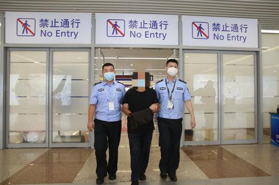 上海警方抓获潜逃29年特大刑事案件逃犯。 松江公安 供图