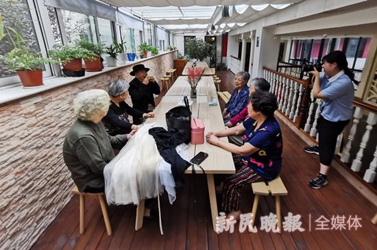 图说:“老人版名画COS”活动现场 新民晚报记者 陈炅玮摄