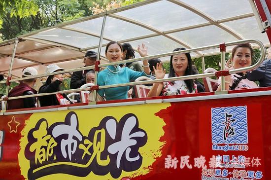图说:旗袍主题巴士 新民晚报记者 周馨 摄