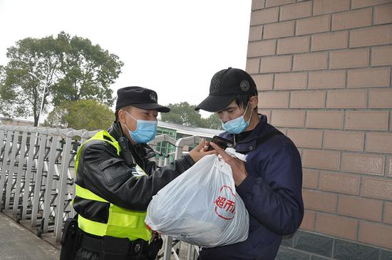 民警与付星(右一)反复沟通交流 本文图片均为松江公安提供