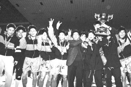 图说:徐根宝是申花1995冠军黄金一代的金牌主帅。