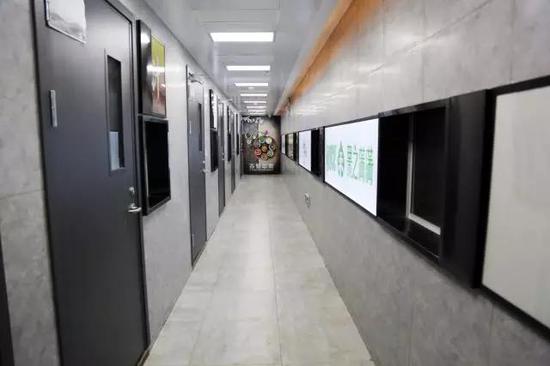 公用的送餐通道,通道两边是不同商户的厨房