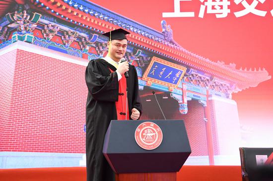 姚明作为毕业生代表发言。 本文图片均为上海交通大学 提供