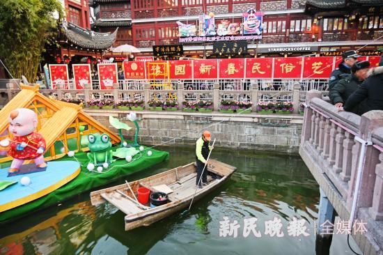 图说:春节坚守岗位的环卫工人 新民晚报记者 孙中钦 摄(下同)
