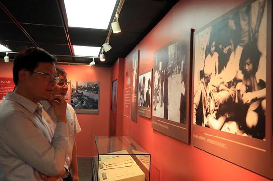 观众观看《遗爱般般在 勿忘缔造难——庆祝上海解放70周年文物图片展》。