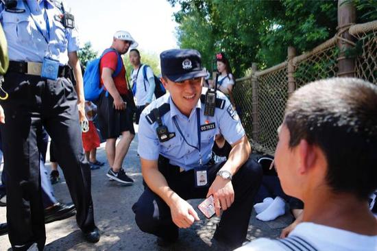 找到孩子后,民警耐心地对孩子和家长进行了安全教育