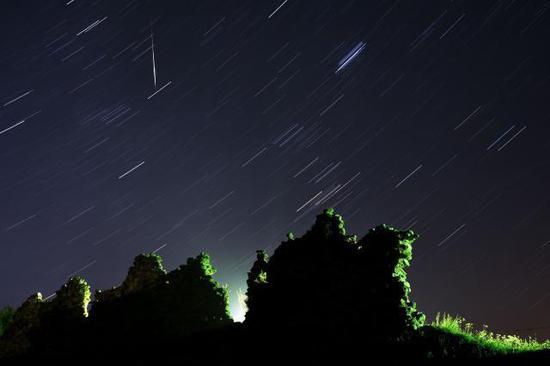 新华社照片,外代,2019年8月13日 (外代二线)(10)英仙座流星雨 这是8月12日在白俄罗斯明斯克附近的村庄拍摄的英仙座流星雨(长时间曝光照片)。 新华社/法新