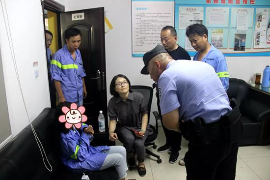警方询问女子情况后，将其送往救助站。“普陀城投” 图