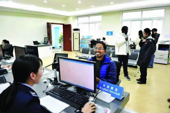长宁区税务局推出双语服务专窗 职工精通