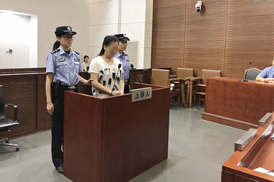 庭审现场 上海一中法院微信公号 图