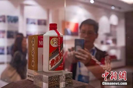 资料图:茅台酒厂的纪念酒。中新社记者 贺俊怡 摄
