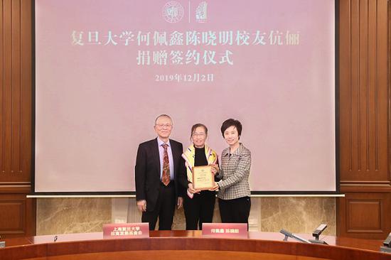 图说:复旦大学党委书记焦扬为校友伉俪颁发捐赠证书 来源/校方供图(下同)