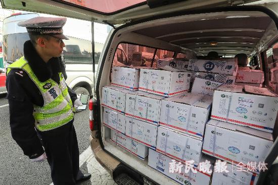 图说:今天下午,高架支队民警在南北高架上查获多辆客货混装车。新民晚报记者 张龙 摄
