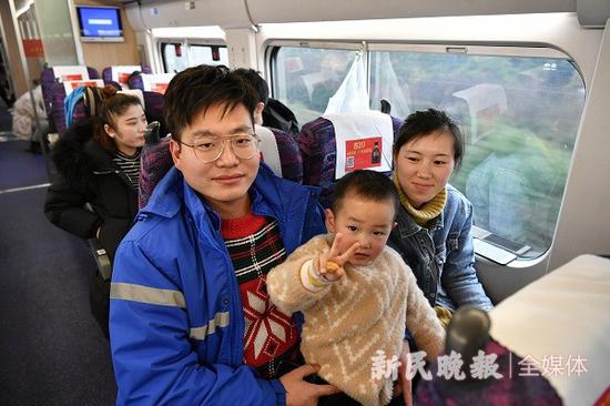 图说：快递员姜秀桂一家三口 新民晚报记者 陈梦泽 摄