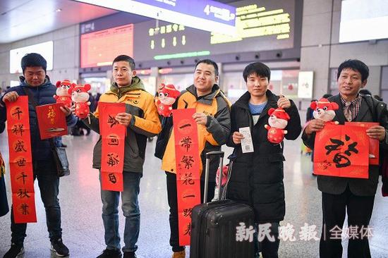 图说：快递员们脸上洋溢着幸福的笑容&nbsp;新民晚报记者 陈梦泽 摄