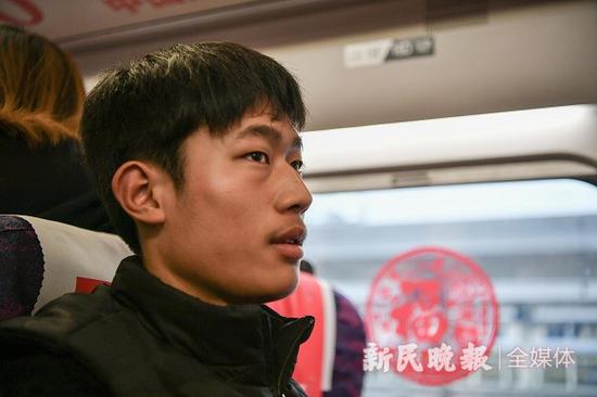 图说：00后快递员张宣硕 新民晚报记者 陈梦泽 摄