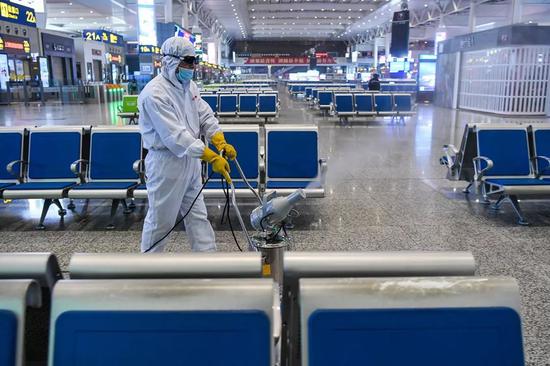 虹桥火车站组建了一支防疫应急处置队伍,每次消毒过程都要持续5个小时